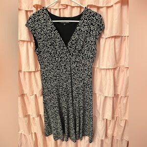 Jones Wear Dress Black & White V-Neck Midi with Leaf Pattern Work or Casual